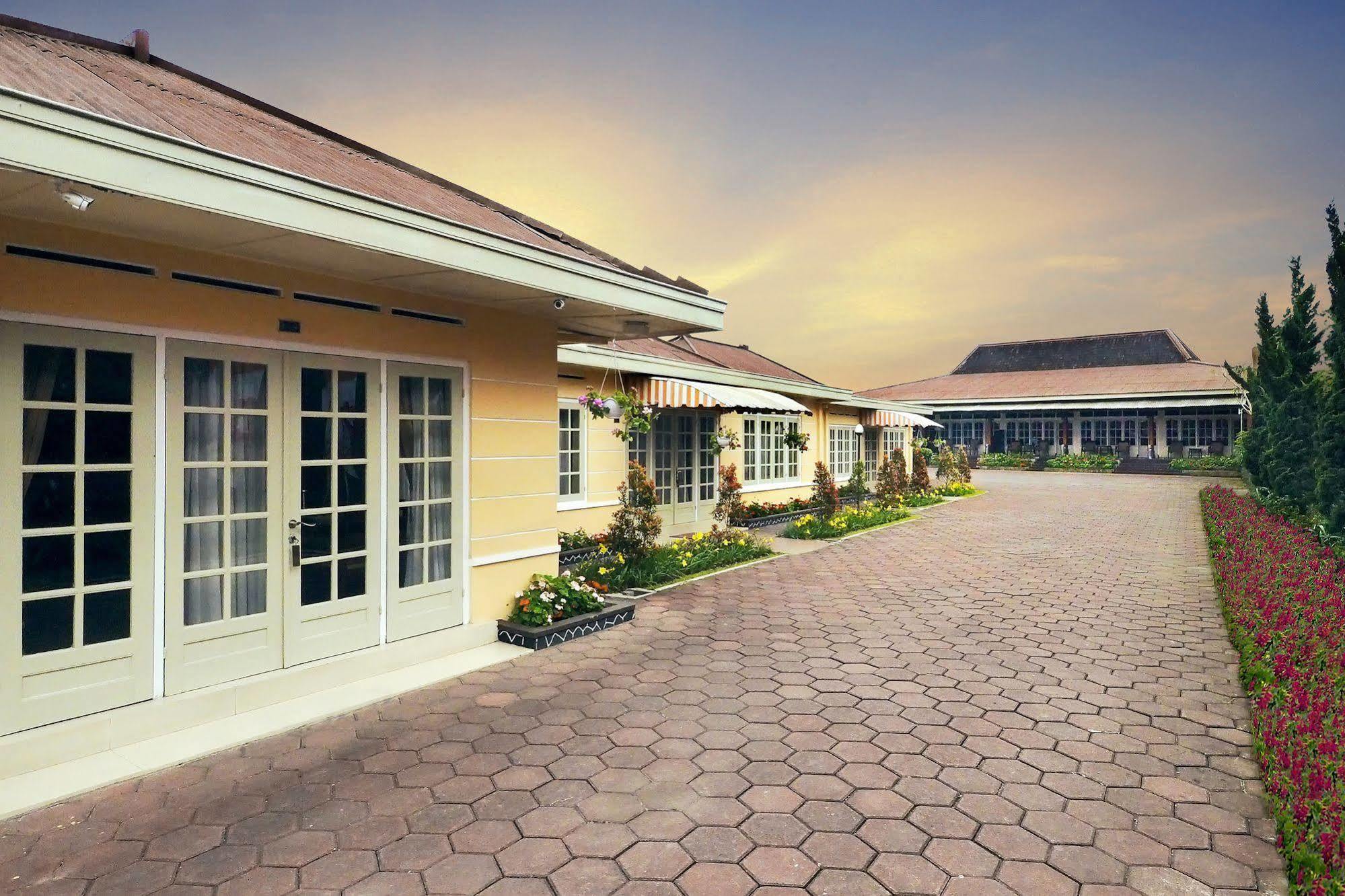 Hotel Indah Palace Tawangmangu Exterior foto